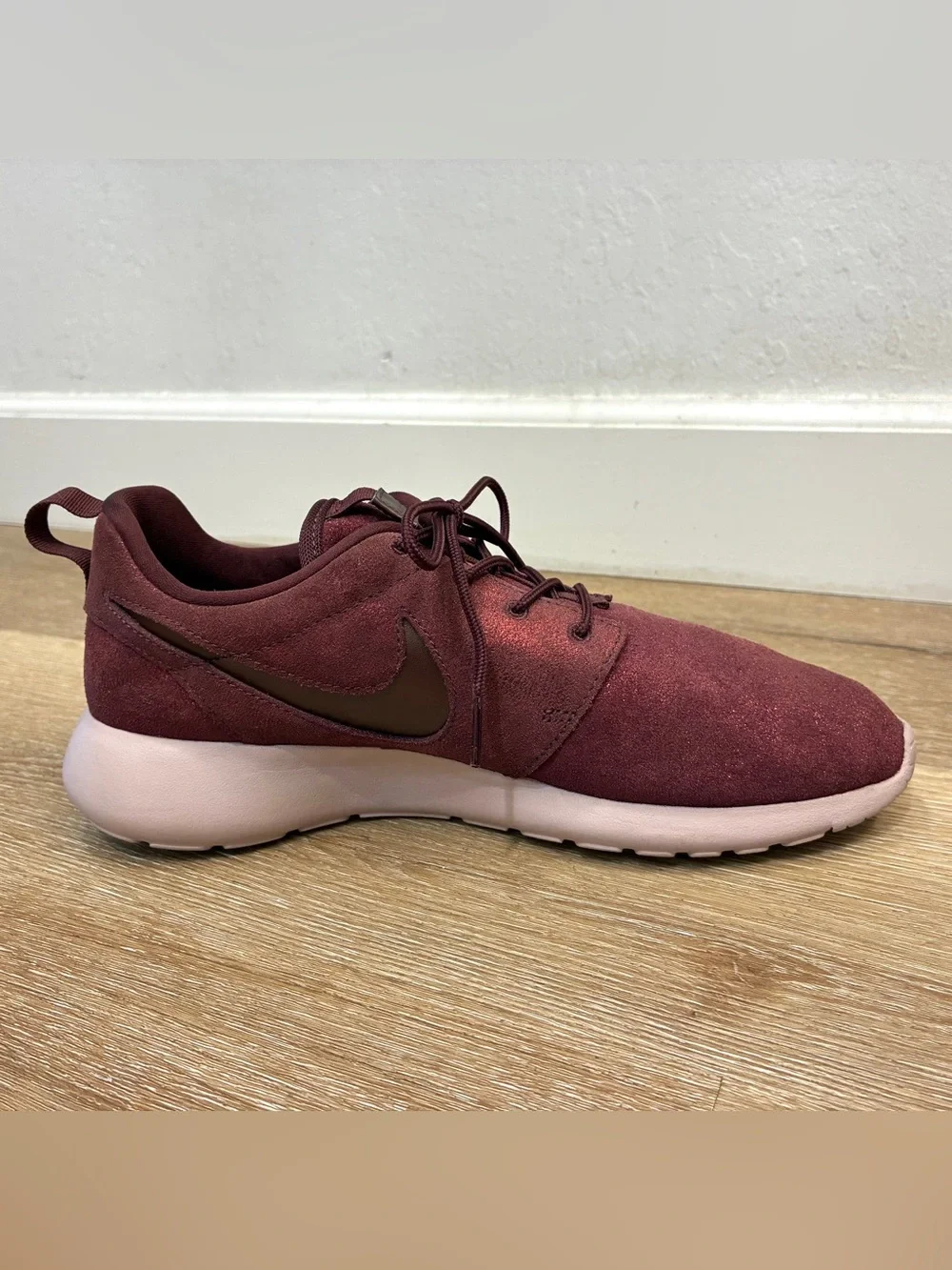 Nike Roshe One Premium Sneakers Red Burgundy Metallic Women’s US 10 EU 42 27cm